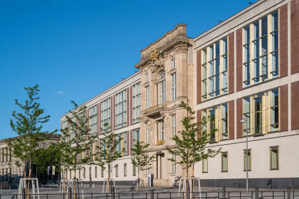 SCHLOSSPLATZ 1 – Campus der ESMT Berlin